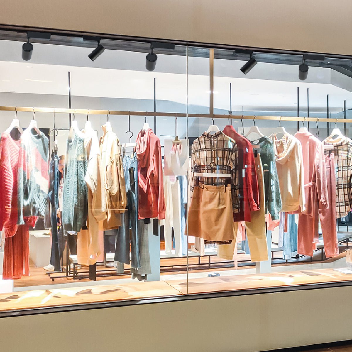 Indoor usage of Tracklight 5-wire 3-Line 30W Cool White 4000K Black Body | TEKLED 174-039905