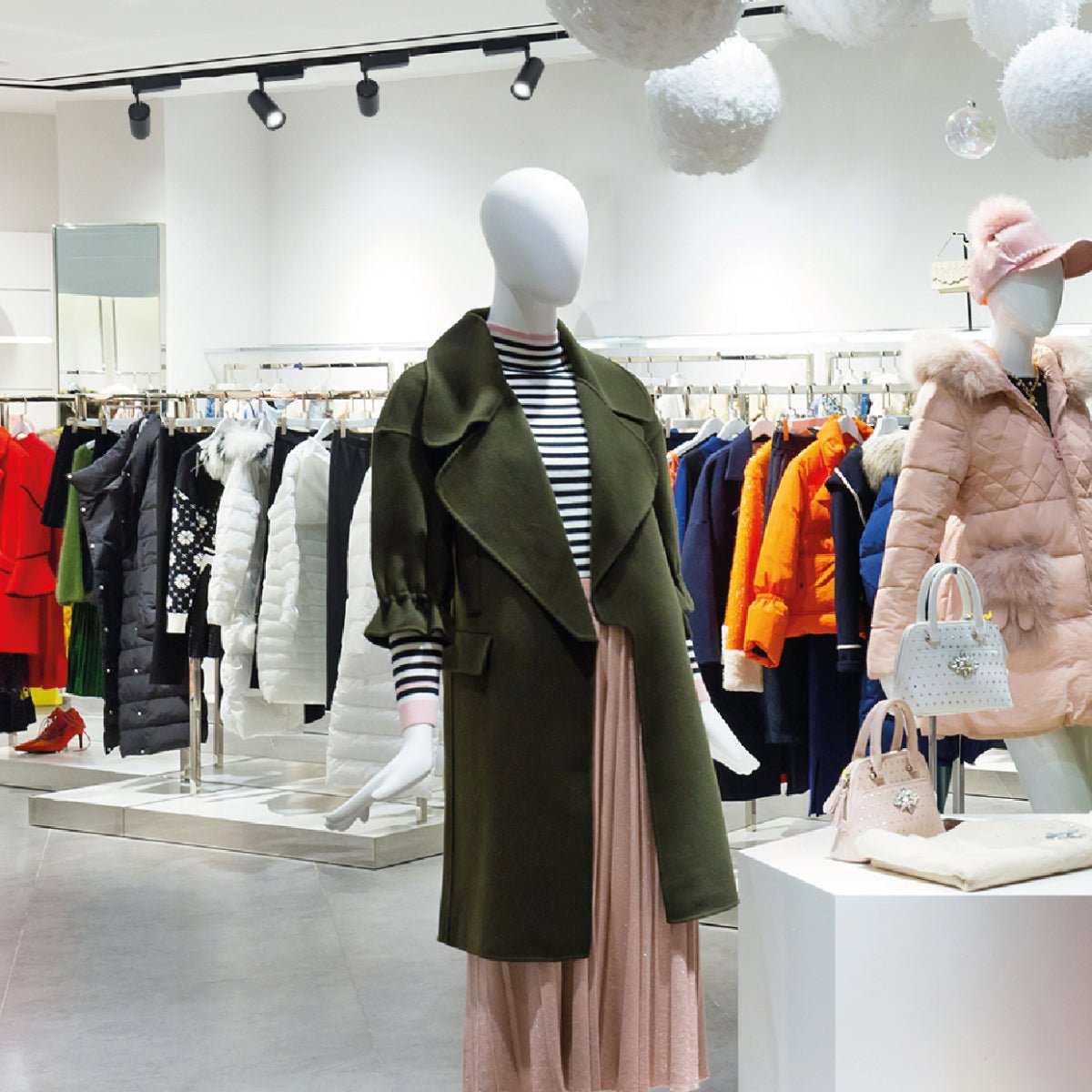 Interior application of Tracklight 5-wire 3-Line 30W Cool White 4000K Black Body | TEKLED 174-039905